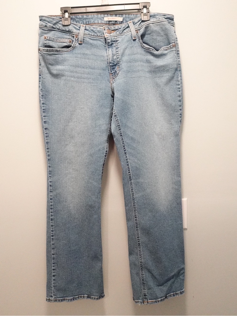 Levi’s Low Rise Bootcut Jeans | Medium/ light Wash | Size 33